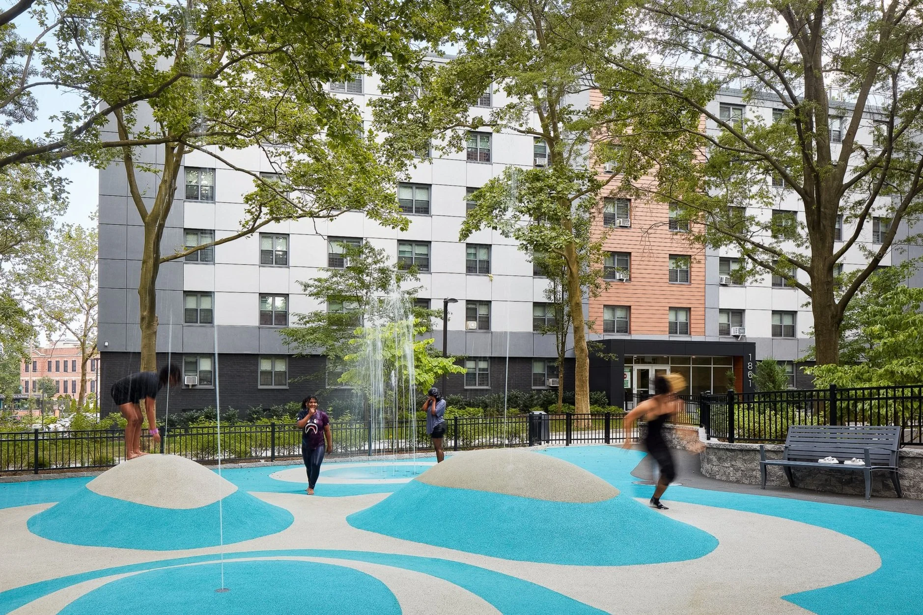 Manhattan CLUBHOUSES ポーチ　オリーブ Baychester House & Murphy House — terrain nyc